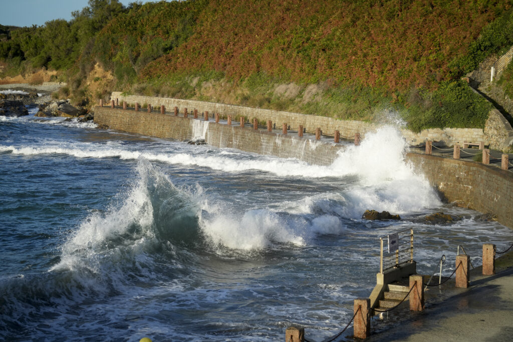 Vagues puissantes s’écrasant sur un mur de granit à Trégastel pendant les grandes marées, paysage côtier breton.