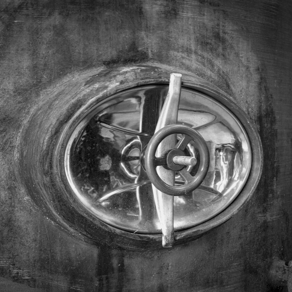 Trappe de cuve dans cave viticole à Amboise, Val de Loire, vue technique et patrimoniale.