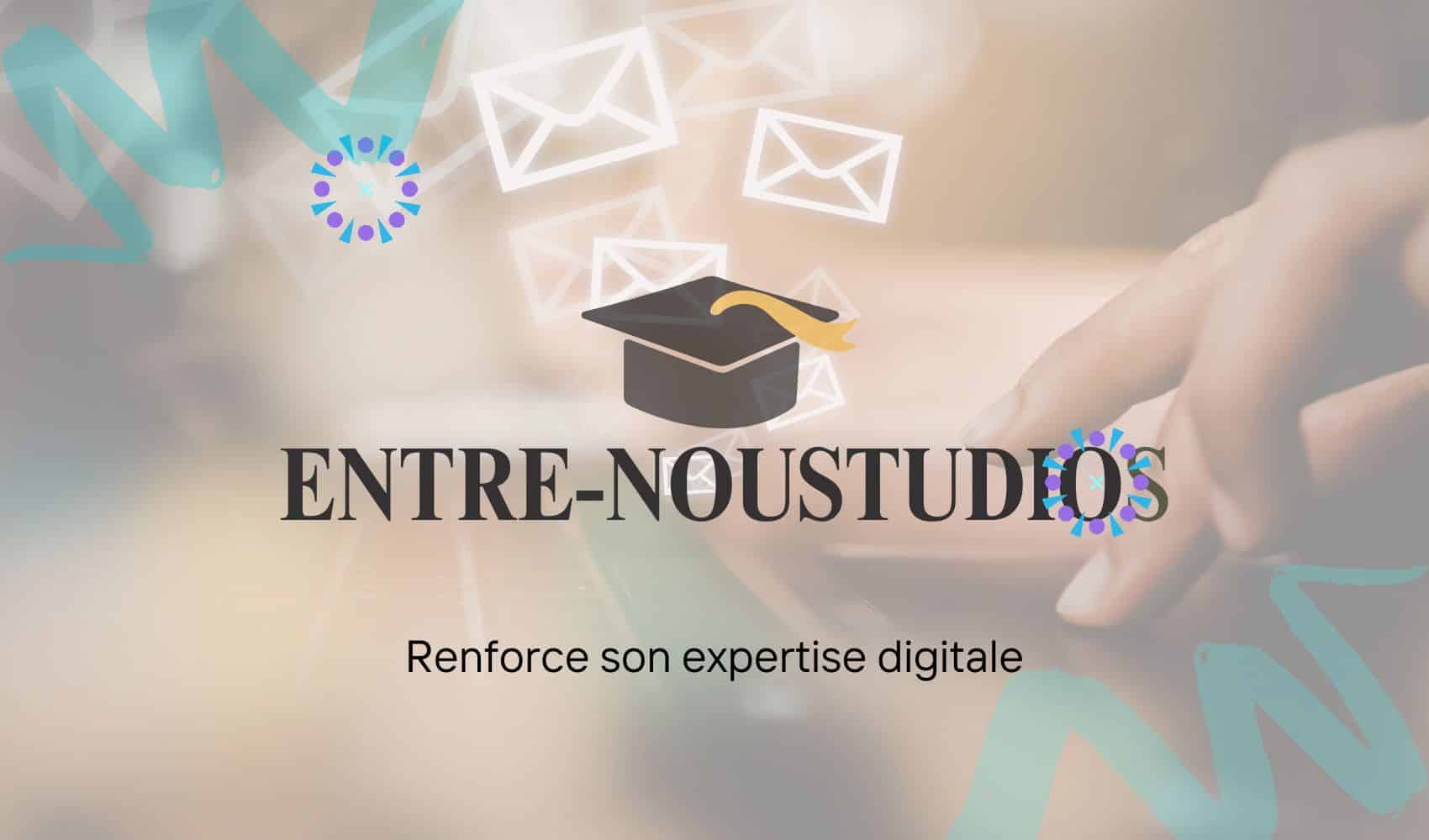 Vignette d’Entre-NouStudios annonçant l’obtention de la certification professionnelle Bachelor Community Manager, avec une main interagissant sur un écran tactile et des icônes numériques symbolisant l’expertise digitale.